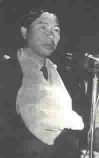 1971年在朴正熙政权制造的交通事故中死里逃生后，在汉城带伤发表竞选演讲