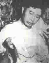 1973年在日本被绑架死里逃生后出席记者招待会