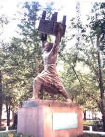a sculpture called "Xiang Yu lift a tripod