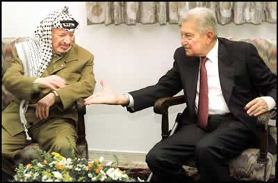 1997年5月6日拍摄的以色列总统埃泽尔・魏茨曼（右）在加沙北部地区会见巴勒斯坦民族权力机构主席阿拉法特