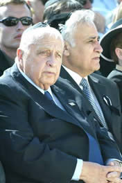 4月26日，以色列总理沙龙（左）与总统卡察夫（右）出席在奥尔・阿基瓦举行的以色列前总统魏茨曼的葬礼