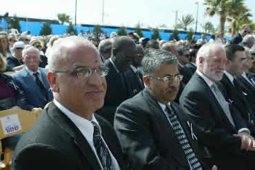 4月26日，巴勒斯坦首席谈判代表埃雷卡特（左一）出席在奥尔・阿基瓦举行的以色列前总统魏茨曼的葬礼。