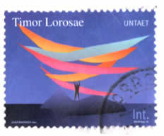 这是联合国过渡行政当局2000.4.29.在东帝汶发行的两枚同图案（不同色）邮票之一。无面值，国际标准航空邮件通用。（后来据赵先生告知，当时售价为50美分）
