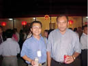 在中国驻东帝汶代表处举行的2001年国庆招待会上，赵永革和东帝汶帝力市市长鲁宾（RUBEN)合影。