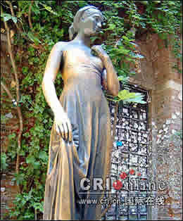 院内正面竖立着一尊真人高矮的朱丽叶青铜塑像