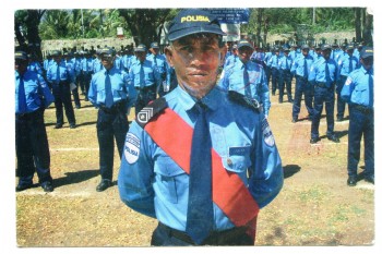 UNTAET发行的一枚明信片。他的背面是东帝汶的警察（2001年8月在帝力的警察学院的毕业典礼）