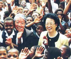 王学贤1939年11月生于山东青岛，1965年毕业于北京外国语学院，同年进入外交部工作，1998年起任我国驻南非首任大使．