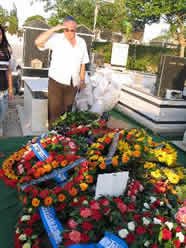 An Israeli demobilized pilot is saluting to Weizman's cemetery on April 26,2005